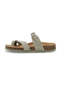Sandalia verde de ante con dos correas, hebilla ajustable, plantilla de corcho y suela de goma texturizada. Diseño plano con un perfil minimalista.