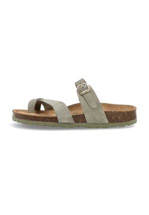 Sandalia verde de ante con dos correas, hebilla ajustable, plantilla de corcho y suela de goma texturizada. Diseño plano con un perfil minimalista.