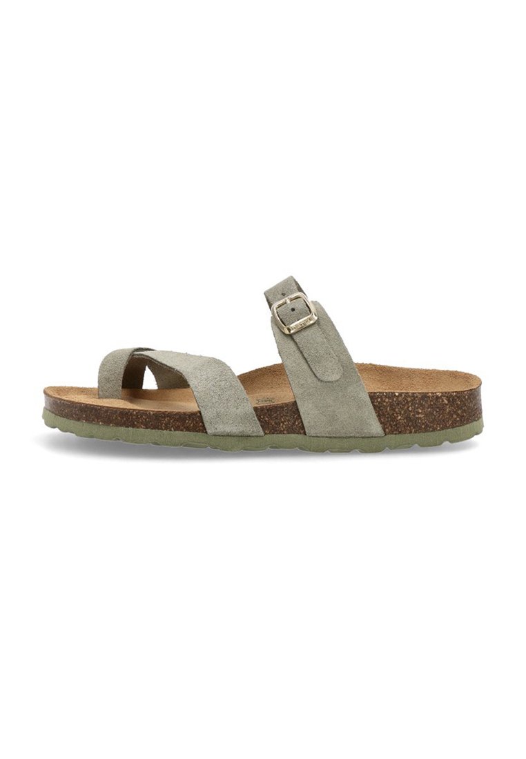 Sandalia verde de ante con dos correas, hebilla ajustable, plantilla de corcho y suela de goma texturizada. Diseño plano con un perfil minimalista.