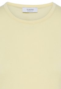 Camiseta de cuello redondo de color amarillo claro con textura acanalada y una etiqueta de la marca b.young cosida en el cuello.