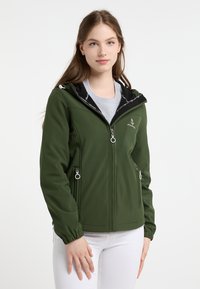 Grøn softshell jakke med hætte i sort, lynlåslommer, sølv hardware, elastiske manchetter og et broderet logo på brystet.