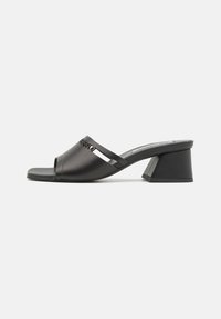 PLAZA CUT OUT SLIDE - Kontsaga tagant lahtised kingad - black