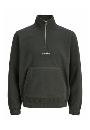 Tumedas rohelises fliispulloveris on veerand tõmblukk, ees on känguru tasku ja rinnal valge tikitud "JJ Studios" logo.