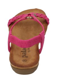 Sandales à lanières tissées roses avec une semelle intérieure texturée tan et une semelle extérieure courbée marron. Elles présentent un accent en bois décoratif au niveau de la connexion des lanières.