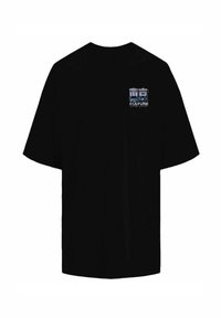 Sort T-shirt med korte ærmer lavet af bomuld. Har et multifarvet grafisk logo på øverste venstre side. Klassisk rund hals design.