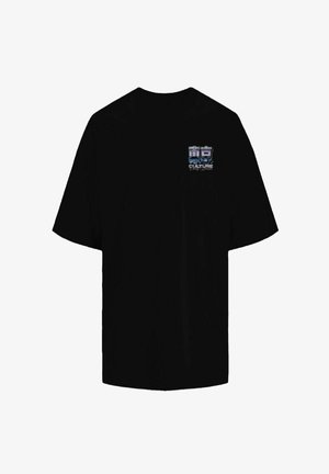 Črna kratkohlačna majica iz bombaža. Ima večbarvno grafično logo na zgornji levi strani. Klasičen dizajn s krožnim izrezom.