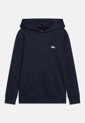 Marineblauer Kapuzenpullover mit Kängurutasche vorne und kleinem weißen Logo auf der linken Brust