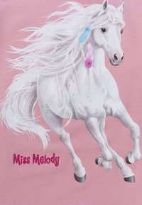 Illustrazione di un cavallo bianco con criniera fluente su uno sfondo rosa, con piume blu e rosa. "Miss Melody" in testo glitterato rosa.