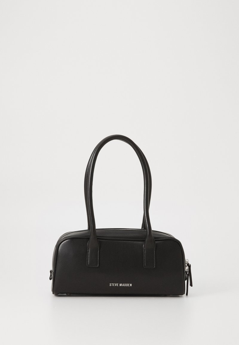 Borsa a tracolla nera in materiale sintetico con doppio manico, chiusura con zip, forma arrotondata e logo "STEVE MADDEN" in evidenza sul davanti.