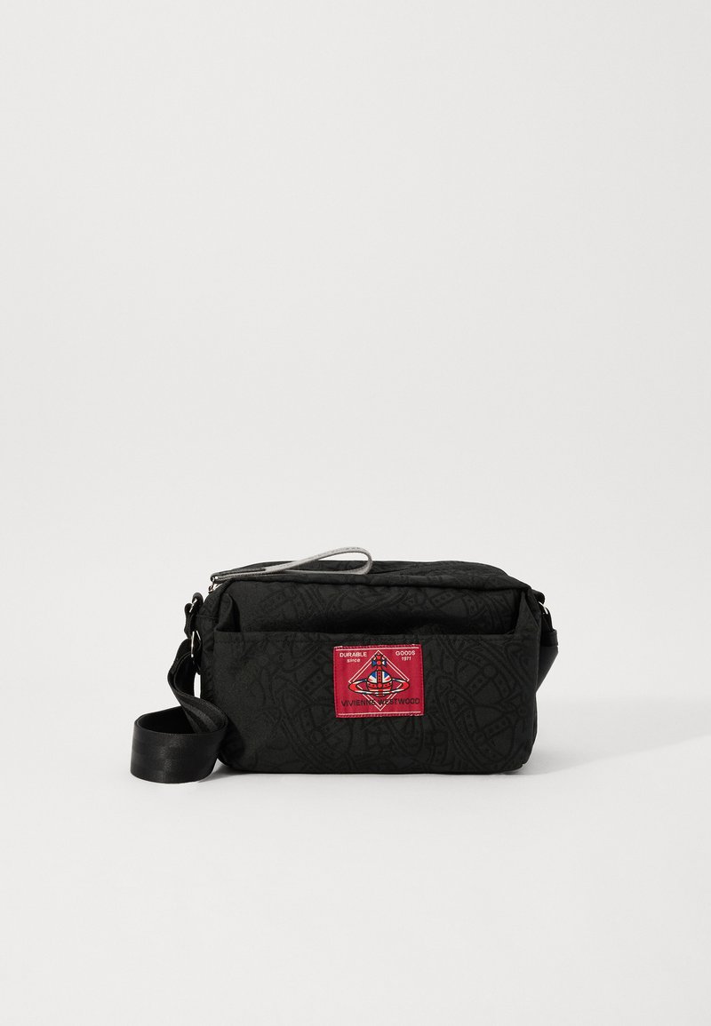 Schwarze rechteckige Umhängetasche aus strapazierfähigem Material, mit texturiertem Design, silberfarbener Hardware und einem auffälligen roten Logo-Patch.