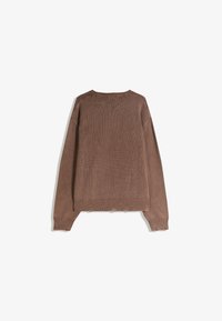 Brun stickad tröja med rund hals, långa ärmar och ribbade muddar. Har en texturerad yta och en avslappnad passform. Visad bakifrån.