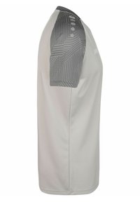 Lichtgrijs sportshirt met gemusterde grijze korte mouwen, ronde halslijn en een licht losse pasvorm. Heeft subtiele branding aan de voorkant.