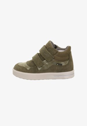 Sneaker alta in camoscio verde e tessuto con cinturini in Velcro, presenta un design screziato, dettagli grigi e una suola in gomma bianca.