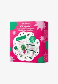 Kit de soin pour la peau Dr.Jart+ Cicapair avec masque sérum anti-rougeurs, traitement correcteur de couleur apaisant et crème dans un emballage rose et vert.