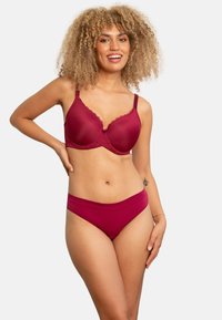 Burgunderfarbener BH mit klappenden Rändern und verstellbaren Trägern, kombiniert mit passendem Bikini-Höschen. Glattes Material, konturiertes Design, nahtloser Abschluss.