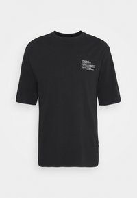 Černé tričko s krátkým rukávem vyrobené z bavlny. Obsahuje malý bílý potisk na levé části hrudi. Klasický design s kulatým výstřihem.