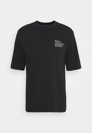 Czarna koszulka z krótkim rękawem wykonana z bawełny. Posiada mały biały nadruk na lewej stronie klatki piersiowej. Klasyczny projekt z okrągłym dekoltem.