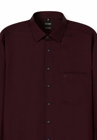 Bordeaux langärmliges Hemd mit Button-Down-Kragen, ausgestattet mit einer Brusttasche auf der linken Seite und dunklen Knöpfen, aus strukturiertem Stoff.