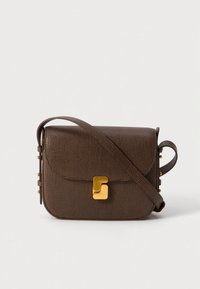 Hnědá křížová taška z texturované kůže se zlatou sponou, zaobleným tvarem a zlatými kovovými doplňky po stranách. Nastavitelný ramenní popruh.