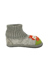 Grijze gevoerde slippers met een geribbeld brei-ankel, met een vosontwerp in oranje en wit op een groene patch. Rubberen zool voor grip.