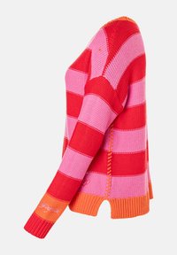 Rot, rosa und orange gestreifter Strickpullover mit langen Ärmeln, seitlichem Steppdetail und geripptem Saum auf weißem Hintergrund.