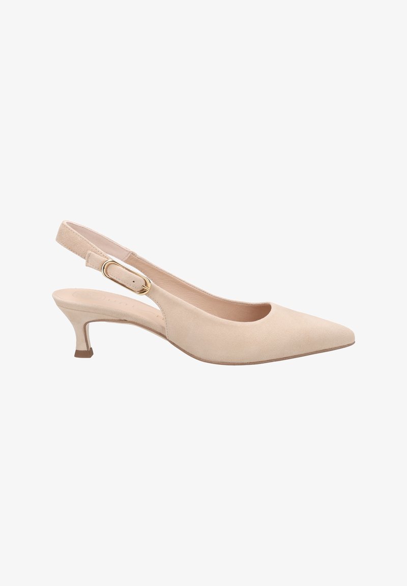 Scarpa slingback in suede beige con punta affusolata, tacco basso e dettaglio con fibbia dorata sulla cinghia regolabile. Texture liscia e design elegante.