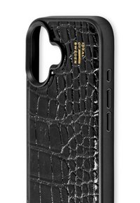 Funda de teléfono negra con un patrón texturizado de cocodrilo, con marca dorada y recortes precisos para botones y puertos. Acabado suave.