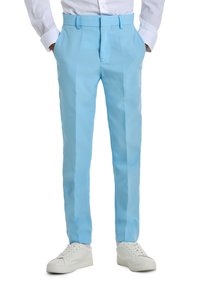 Helle blaue, maßgeschneiderte Hose mit glatter Oberfläche, featuring Seitentaschen und flachem Bund, kombiniert mit weißen Sneakern.