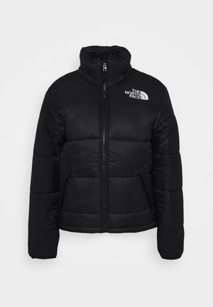 Čierna puffa bunda z prešívanej tkaniny, s vysokým golierom, predným zipsom a zipsovými vreckami. Logo umiestnené na ľavom ramene.