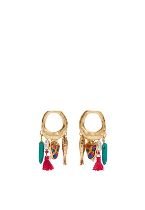 Kolczyki koła o nieregularnym kształcie w złotym odcieniu z kolorową emalią, turkusem, perłą, złotymi zawieszkami w kształcie piór oraz czerwonymi frędzlami wiszącymi z każdego koła.