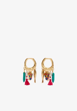 Kolczyki koła o nieregularnym kształcie w złotym odcieniu z kolorową emalią, turkusem, perłą, złotymi zawieszkami w kształcie piór oraz czerwonymi frędzlami wiszącymi z każdego koła.