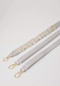 Grå lærrem med gull "VALENTINO" bokstaver, med snaplås og glatt tekstur. Tre seksjoner for justerbar lengde.
