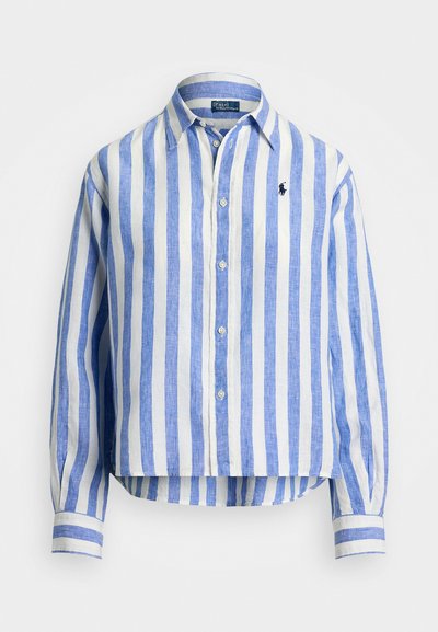 Camisa de lino a rayas azules y blancas con cuello, botones en la parte delantera y un pequeño logo bordado en el pecho. Mangas largas con detalles en los puños.