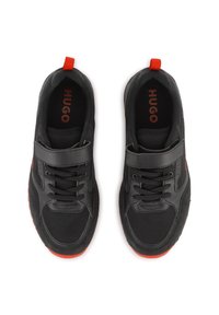 Μαύρα αθλητικά παπούτσια από συνθετικά υλικά με λείο και υφασμένο φινίρισμα. Διαθέτουν κόκκινες λεπτομέρειες και λουρί με αυτοκόλλητο κλείσιμο. Λογότυπο ορατό στο εσωτερικό.