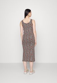 Vestido midi floral com fundo preto, apresentando pequenas flores vermelhas, brancas e amarelas. Tecido suave, design sem mangas, ajusta na cintura.