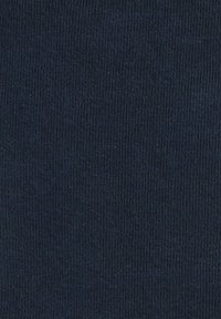 Czarna granatowa dzianina o drobnej teksturze żebrowanej, z regularnymi wzorami na całej powierzchni.