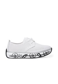 Weiß gestanzte Sneakers mit flachen Schnürsenkeln, ausgestattet mit einer Sohle im schwarz-weißen Muster, geometrischem Design und subtilen Texturkontrasten.