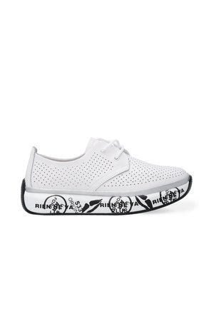 Weiß gestanzte Sneakers mit flachen Schnürsenkeln, ausgestattet mit einer Sohle im schwarz-weißen Muster, geometrischem Design und subtilen Texturkontrasten.