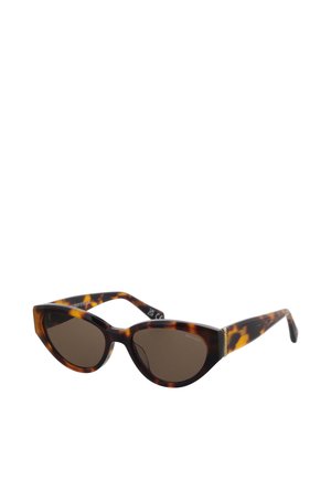 Cat-Eye-Sonnenbrille mit dunklen Gläsern und Schildpattmuster an den Bügeln, leicht nach rechts geneigt auf weißem Hintergrund.