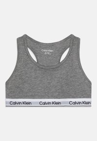 Top sportivo grigio in cotone con scollatura a barchetta e design a racerback, dotato di una fascia bianca con "Calvin Klein" stampato in nero.