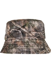 Camo bøttehat med flerfarvede brune og grønne mønstre, lavet af let stof, med en bred, svajende skygge og syede detaljer.
