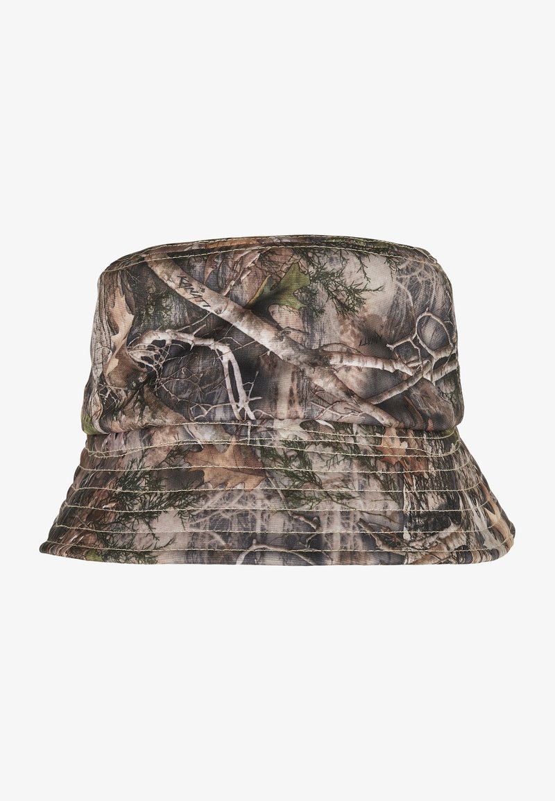 Camo bøttehat med flerfarvede brune og grønne mønstre, lavet af let stof, med en bred, svajende skygge og syede detaljer.