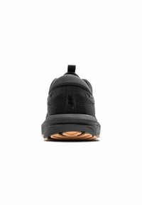 Scarpa sportiva nera con tomaia in rete e suola in gomma, dotata di un linguetta sul tallone e dettagli testurizzati sul retro.