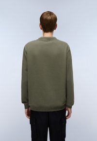 Sudadera verde oliva con cuello redondo, puños y dobladillo acanalados, vista trasera que muestra un diseño liso y una textura suave contra un fondo claro.