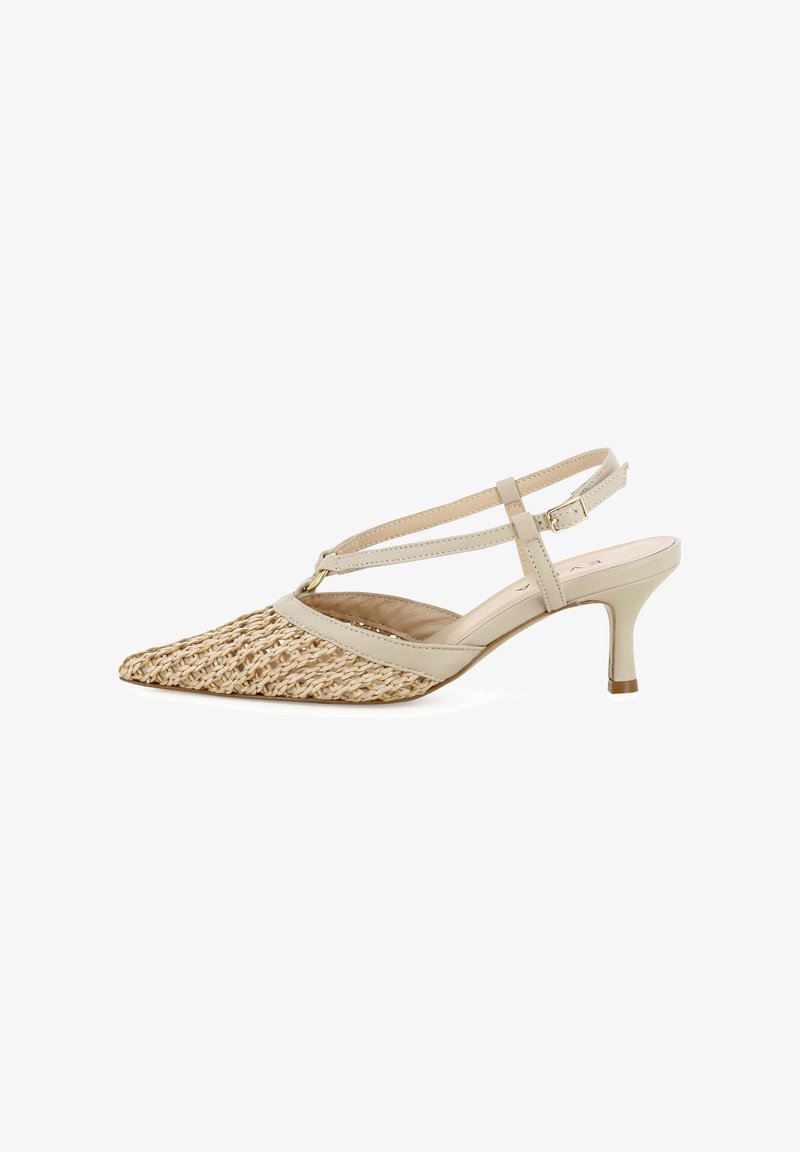 Beige damessandaal met lage hak, geweven puntige neus, T-bandje en enkelgesp op een witte achtergrond.