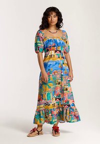 Maxi-jurk met pofmouwen; kleurrijke print van kustgebouwen, blauw water en boten. Gemaakt van lichtgewicht stof; volantzoom.