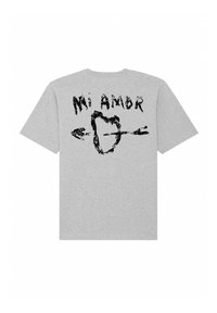 T-shirt en coton gris avec un grand motif noir au dos, représentant le texte "Mi Amor" et un design de flèche sous un contour de cœur.