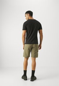 Columbia SILVER RIDGE™ UTILITY CARGO - Lauko šortai - stone green