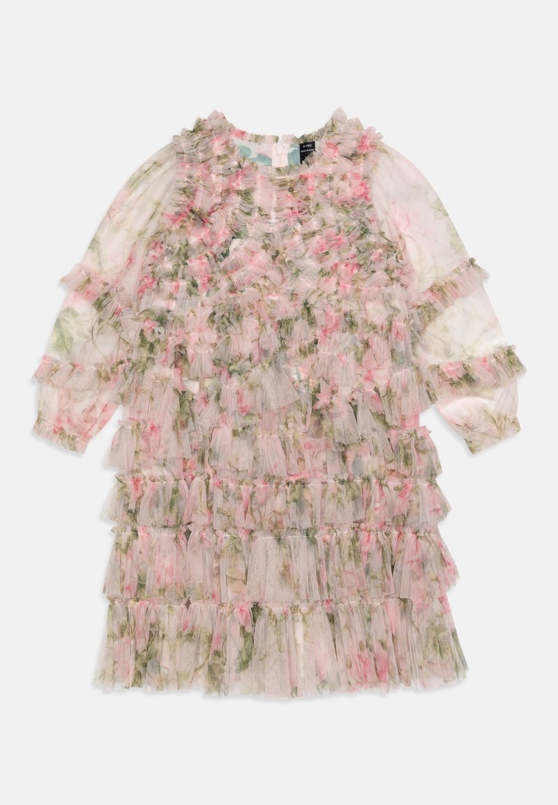 Longue robe rose transparente avec un motif floral vert et rose, des volants superposés et des manches longues bouffantes avec des détails à volants.