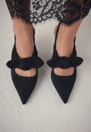 REGULAR FIT - FOREVER COMFORT POINTED TOE BOW - Klassikalised kontsakingad - black faux suede